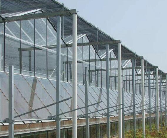 玻璃温室大棚相比于塑料连栋温室建造成本高，适合用于大型的生态观光园。玻璃温室大棚具有美观大方、视觉流畅、风荷载能力强、排水量大，适宜于风力和雨量较大地区。下面介绍一下玻璃温室大棚的优点及用途：